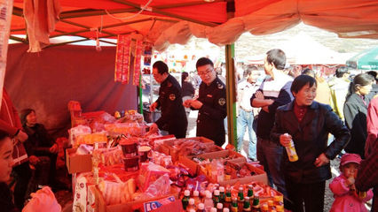 縣食藥監(jiān)局灘歌鎮(zhèn)監(jiān)管所開(kāi)展白馬溝廟會(huì)食品安全專項(xiàng)檢查工作